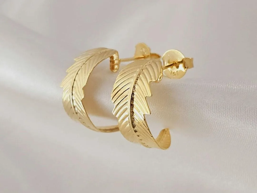 Brinco folha, banhado a ouro, medindo 1,8x1,1cm