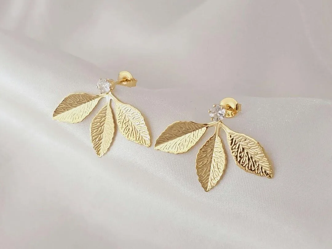 Brinco Folhas, base de zirconia, banhado a ouro, medindo 3,0x2,2cm