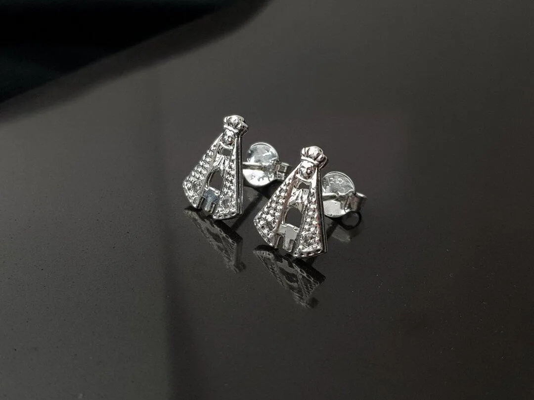 Brinco N.Sra, Banhado a prata, medindo 1,0x0,8cm