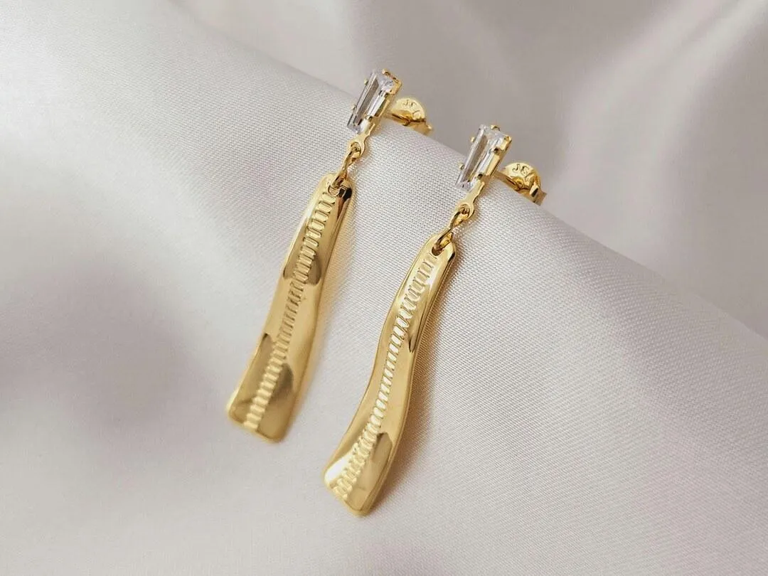 Brinco pendurado com base de zirconia, banhado a ouro, medindo 5,0x0,8cm