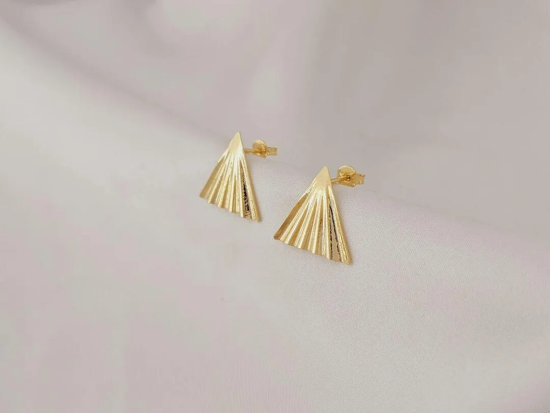 Brinco Piramide banhado a ouro, medindo 1,5x2,0cm
