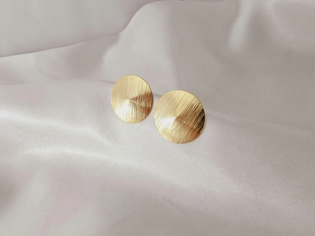 Brinco redondo com textura, banhado a ouro, medindo 2,2cm
