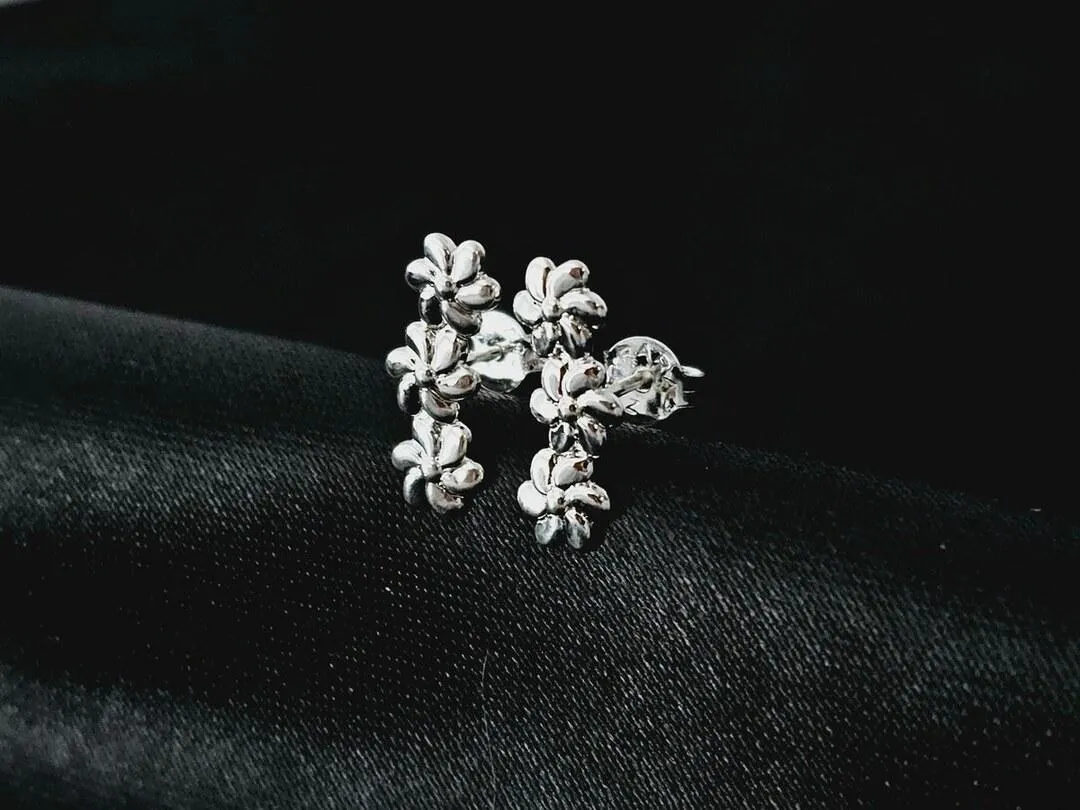 Brinco sequencia de três flores, banhado a prata, medindo 1,5cm
