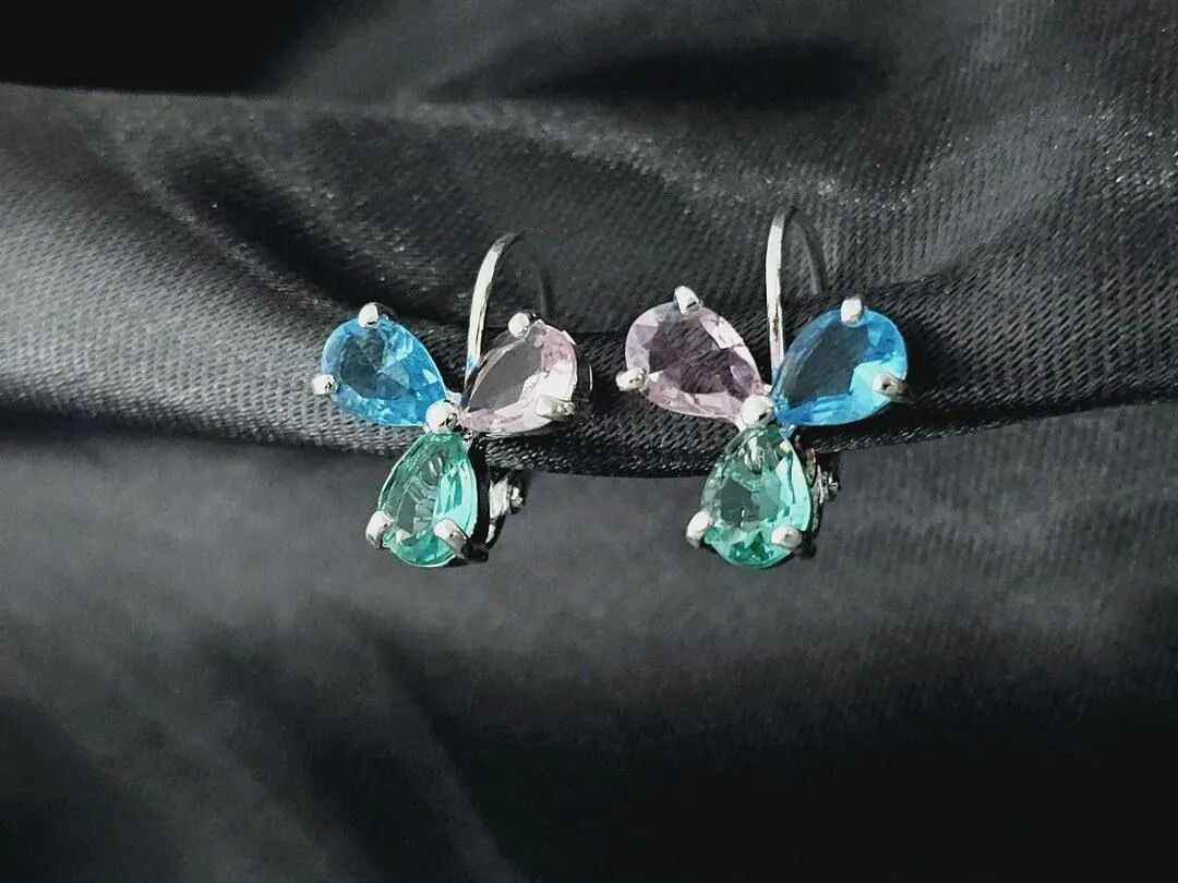 Brinco trevo de 3 pedras de zirconia colorida, banhado a prata. Medindo 2,0x1,3cm, fecho tranqueta