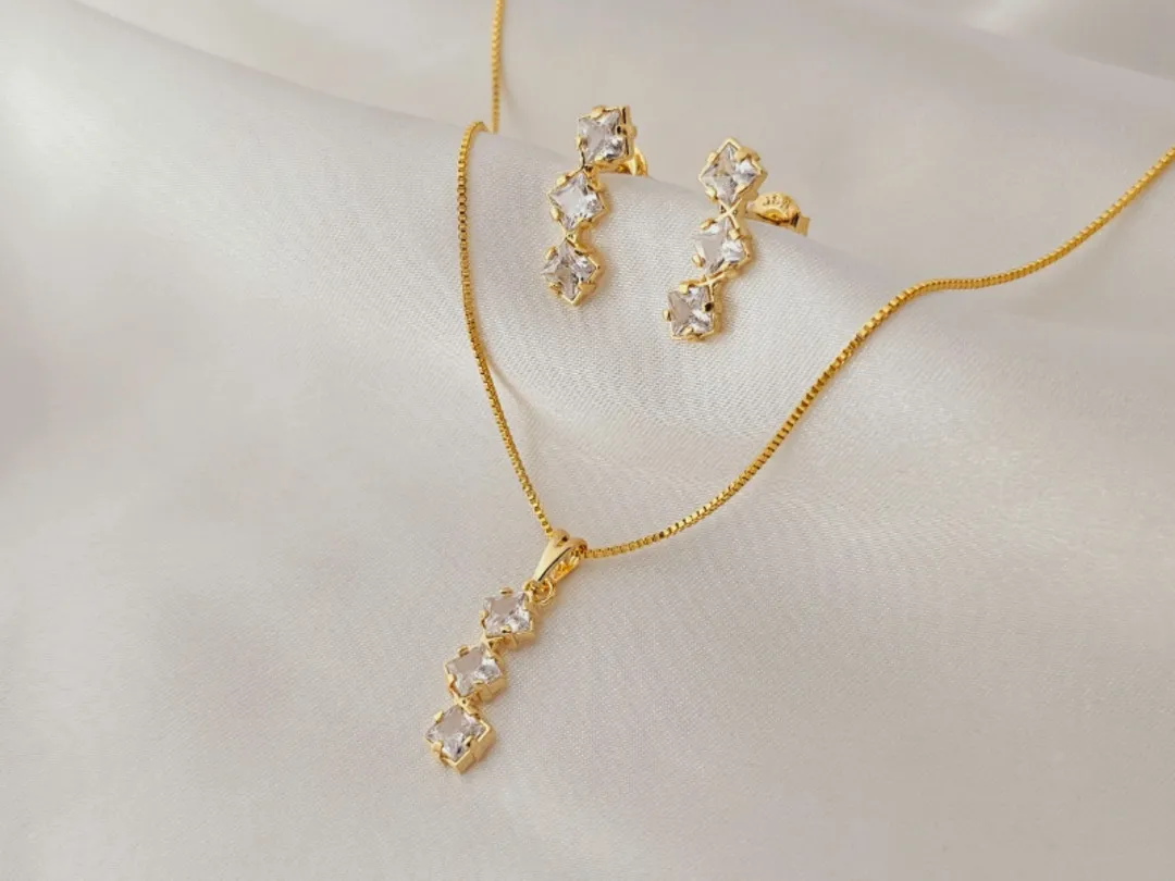 Conjunto 3 zirconias quadradas na sequencia, banhado a ouro, pingente e brinco medindo 2,0x0,5cm