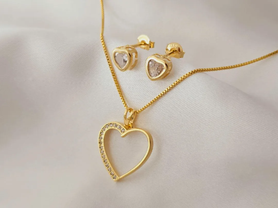 Conjunto coração, banhado a ouro, pingente cravejado com microzirconia medindo 1,8cm, brinco zirconia medindo 0,6cm