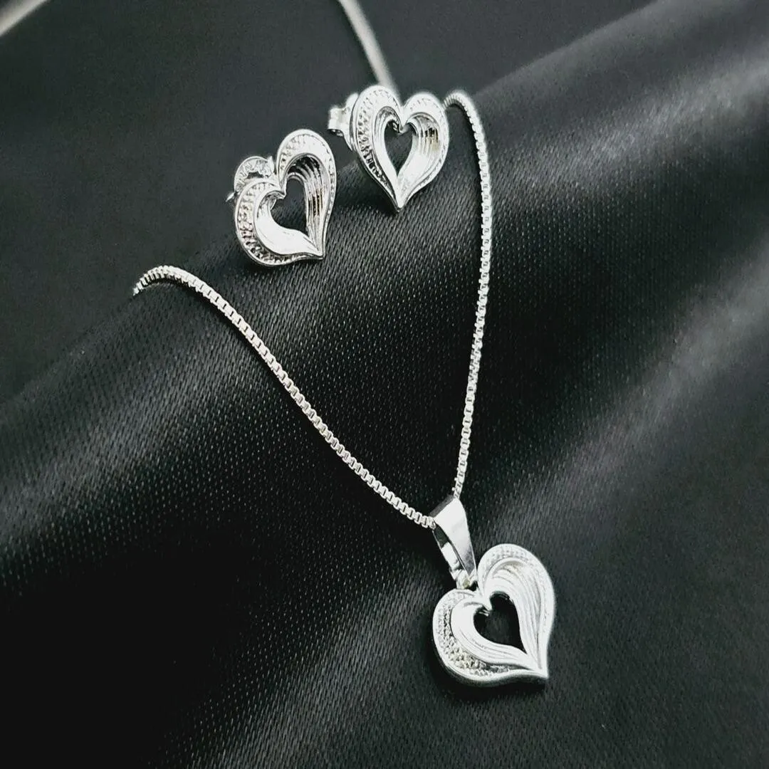 Conjunto coração, banhado a prata, pingente medindo 1,5x1,1cm, brinco medindo 1,2cm