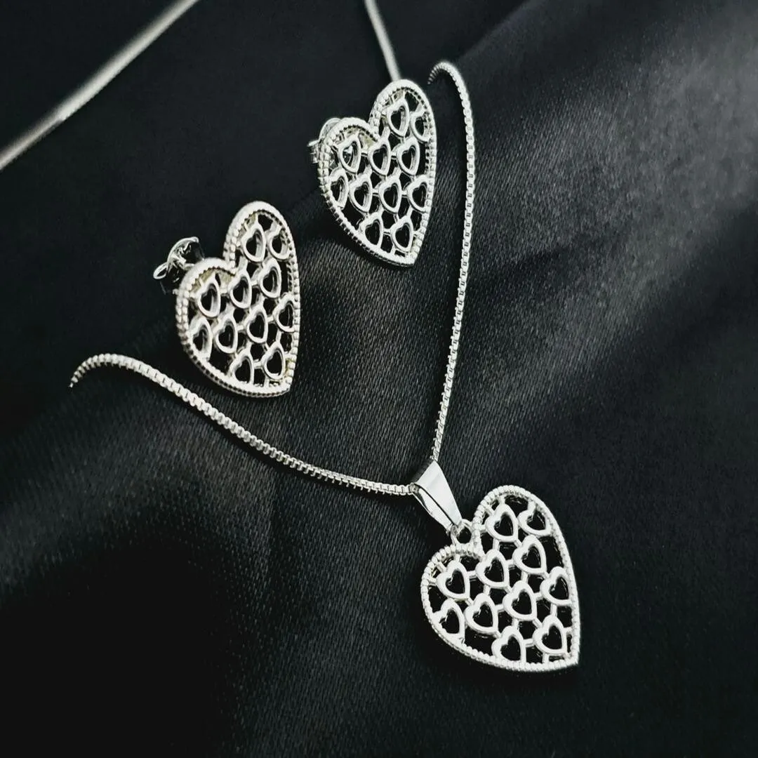 Conjunto coração trabalhado, banhado a prata, pingente medindo 1,8cm, brinco medindo 1,5cm