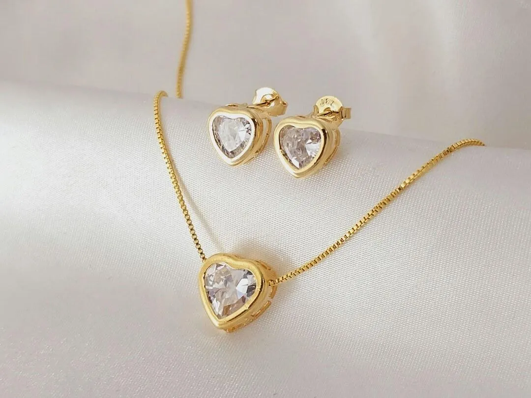 Conjunto coração zirconia, banhado a ouro, pingente medindo 1,2cm, brinco medindo 0,9cm