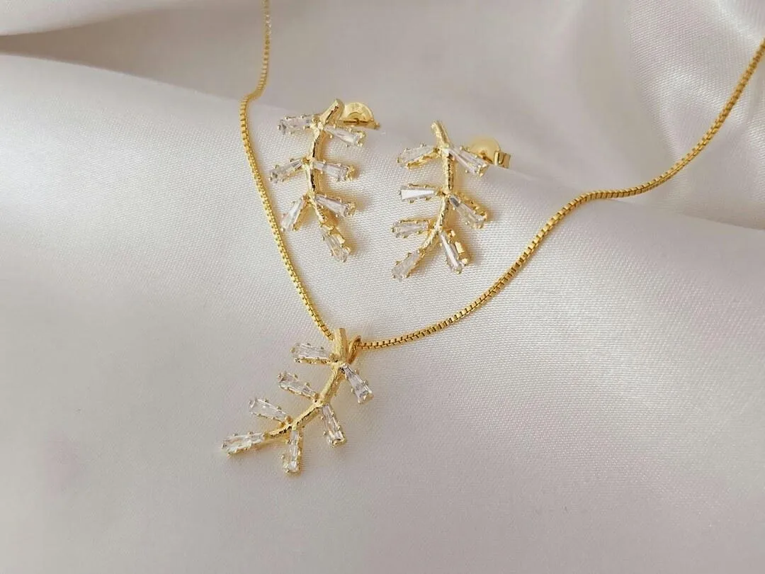 Conjunto folha zirconia, banhado a ouro, pingente e brinco medindo 2,0x1,2cm