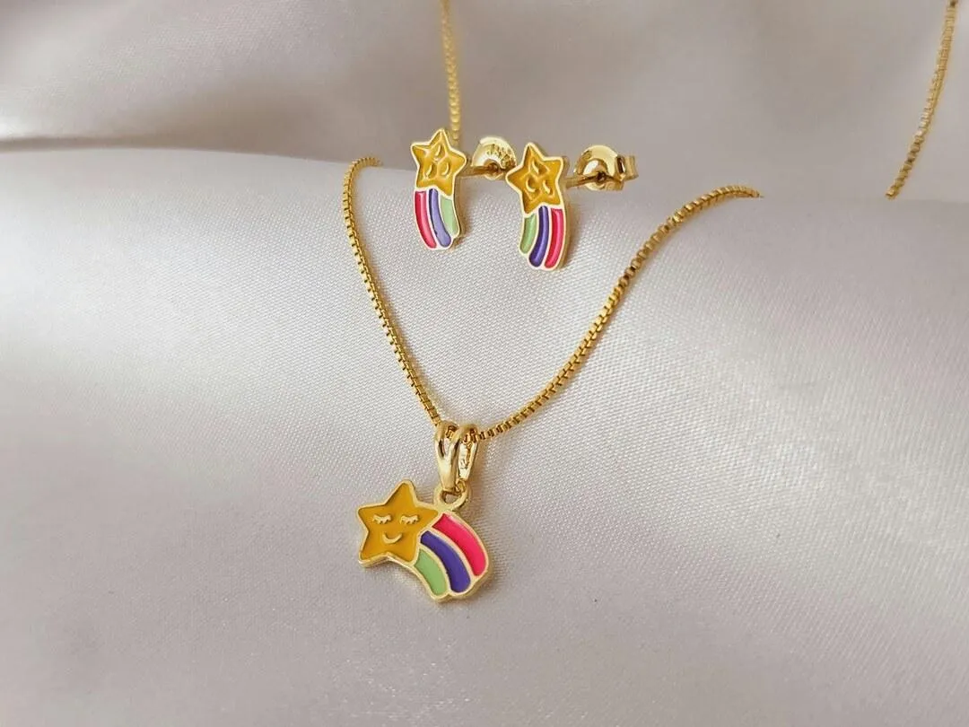 Conjunto Infantil Arco Iris, banhada a ouro, Pingente medindo 1,4x0,9cm, brinco medindo 1,0x0,6cm