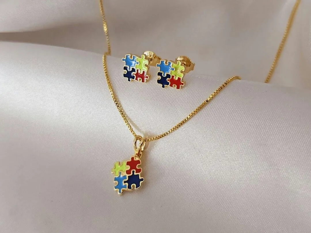 Conjunto Infantil Autista, banhado a ouro, Pingente e brinco medindo 1,0cm