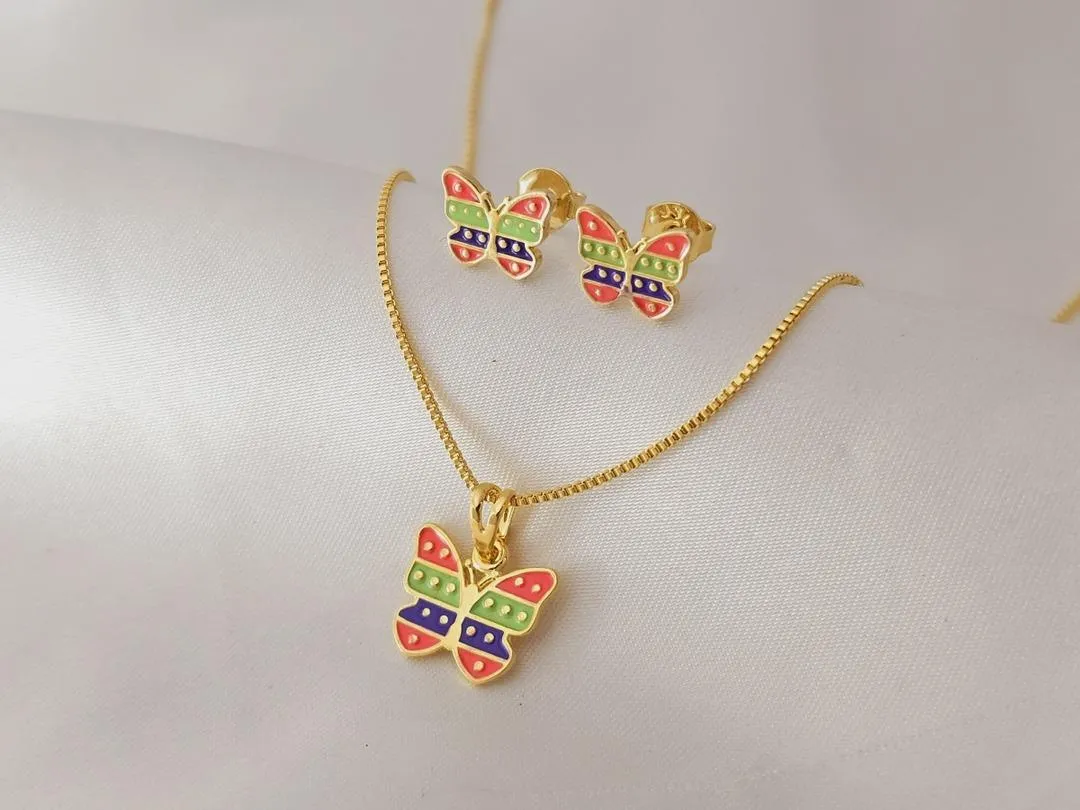 Conjunto Infantil Borboleta colorida, banhada a ouro, Pingente medindo 1,3cm, brinco medindo 1,0cm