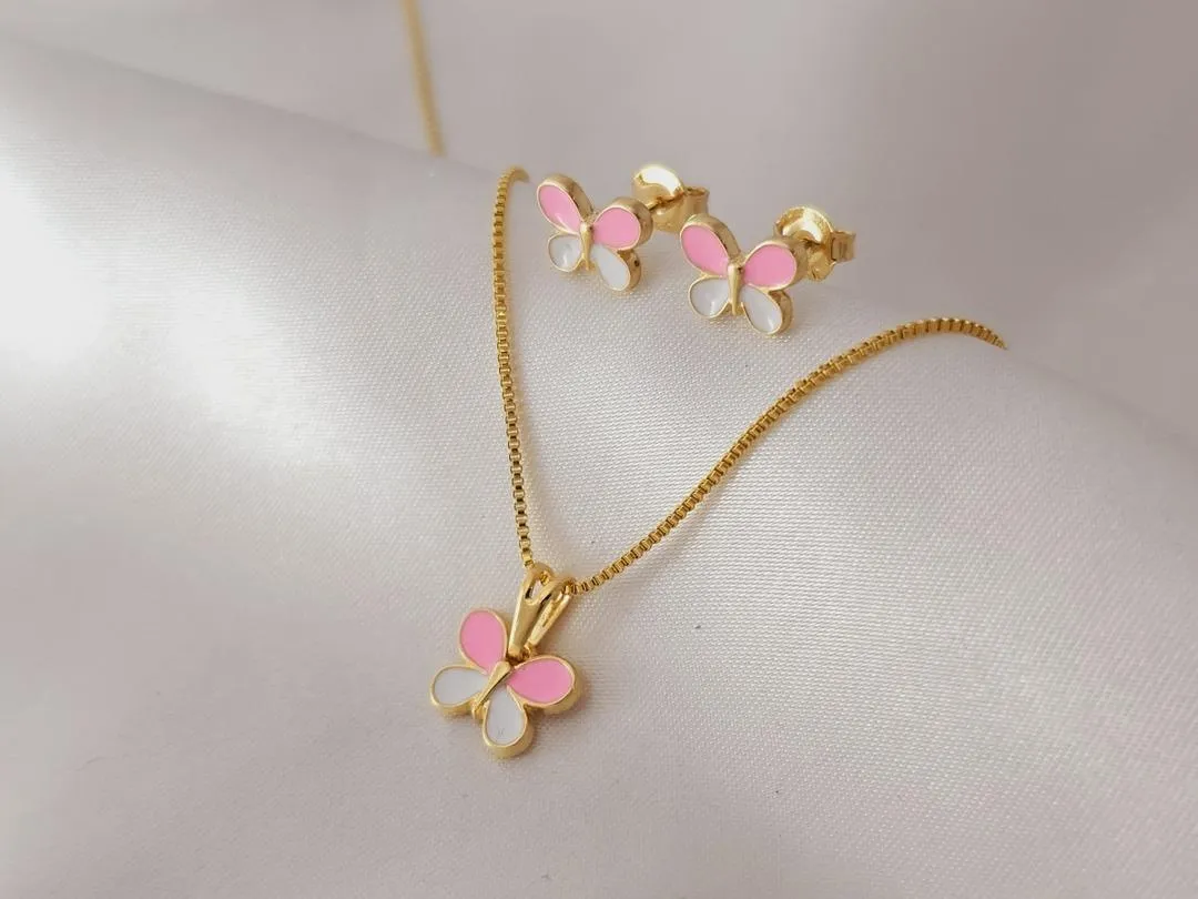 Conjunto infantil borboleta rosa e branca medindo (1,0cm pingente) e (0,6cm brinco) banhado a ouro