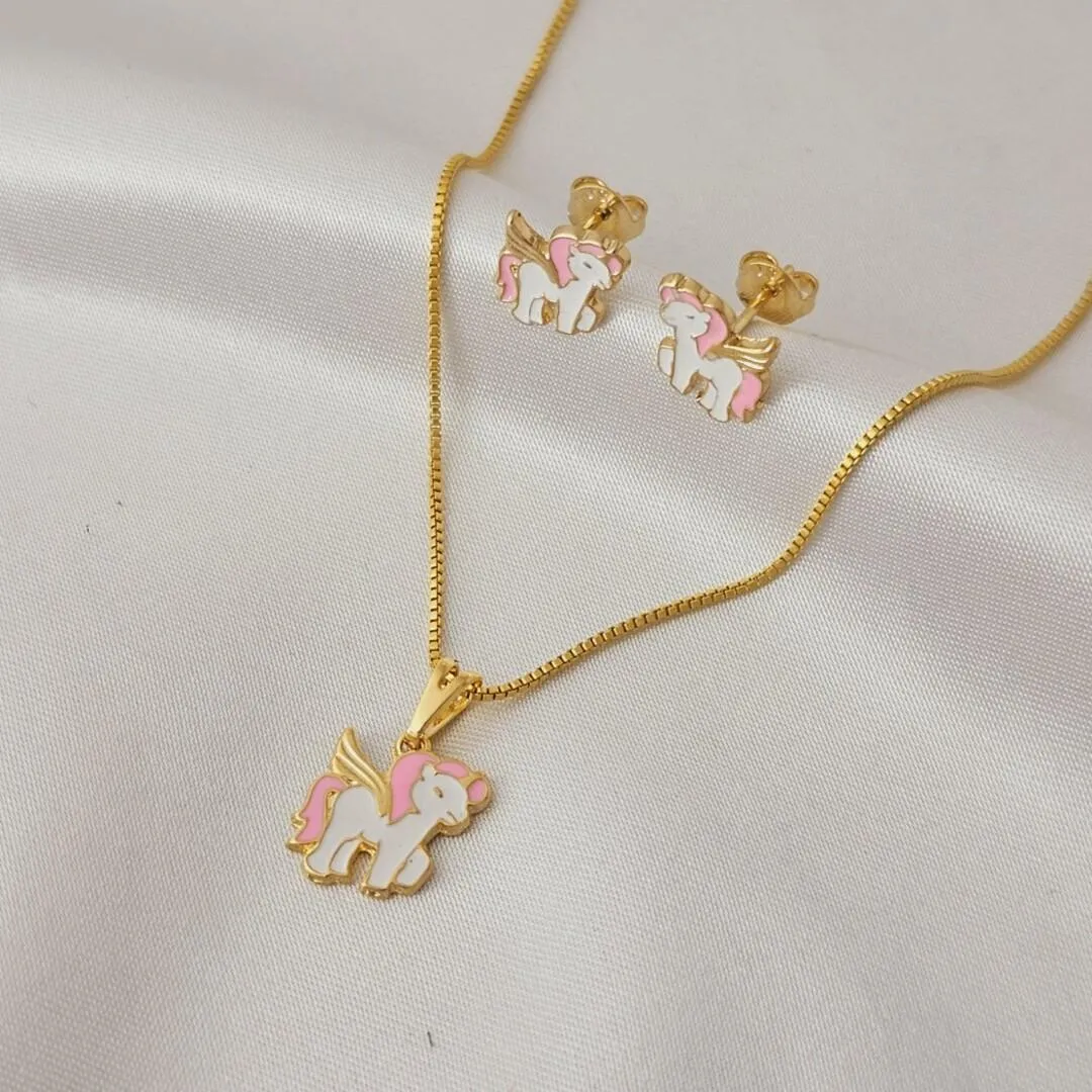 Conjunto Infantil de Unicornio resinado, banhado a ouro, pingente medindo 1,2cm, brinco medindo 1,0cm