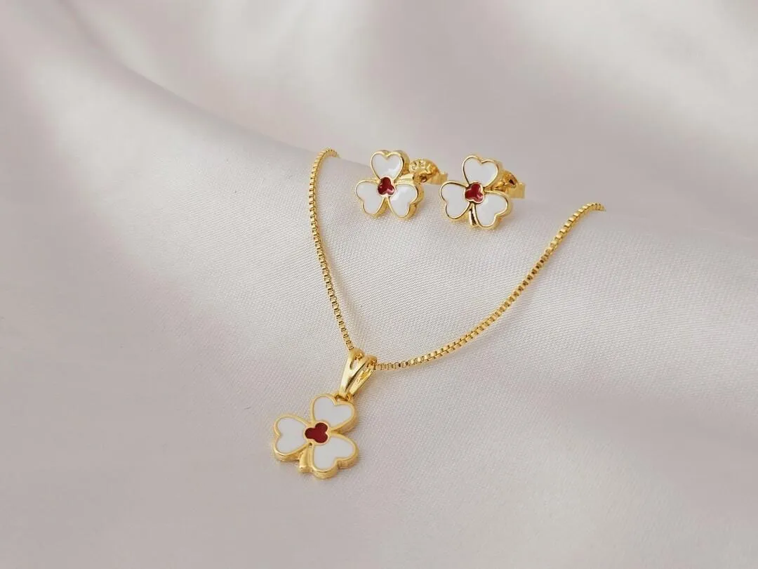 Conjunto Infantil Flor, banhado a ouro, pingente medindo 1,0cm, brinco medindo 0,8cm