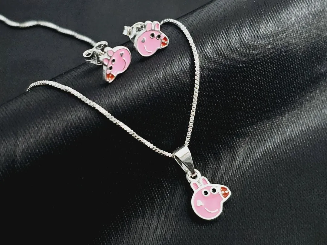 Conjunto Infantil Peppa Pig, banhado a prata, pingente medindo 1,0cm, brinco medindo 0,8cm