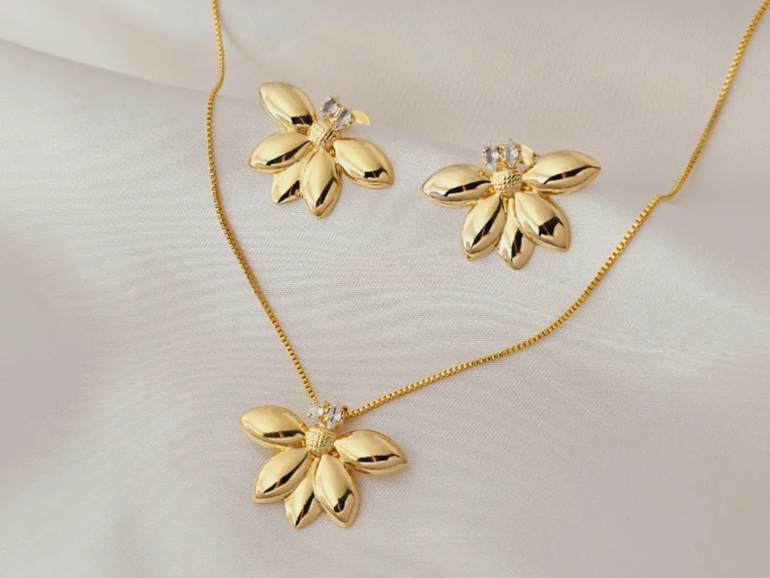 Conjunto meia Flor com pedra de zirconia, banhado a ouro, brinco e pingente medindo 2,5x1,6cm