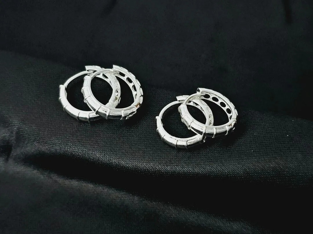 Dupla de brincos argola com linhas horizontais, banhado a prata, medindo 1,7cm - 1,5cm