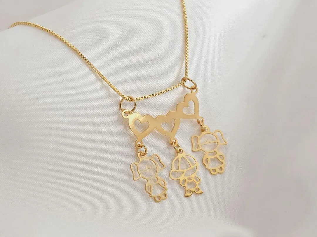 Gargantilha 3 filhos pendurados no coração, banhado a ouro, medindo 2,5x2,5cm