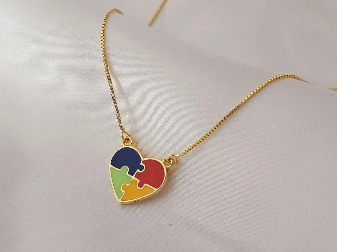 Gargantilha de coração do autismo, banhado a ouro, medindo 45cm