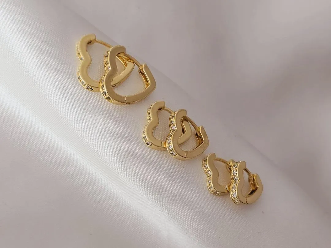 Trio de argolas de coração cravejados de zirconia, medindo (1,6cm; 1,3cm; 1,1cm), banhado a ouro