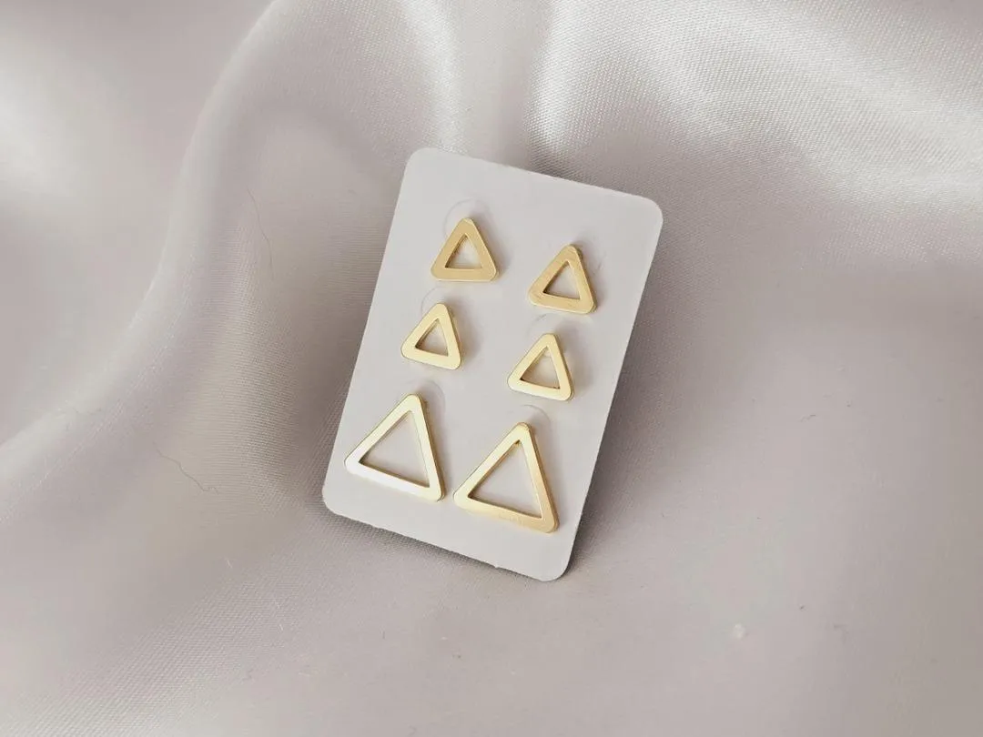 Trio de brincos com formato de triangulos medindo, (1cm; 0,7cm; 0,6cm), banhado a ouro.