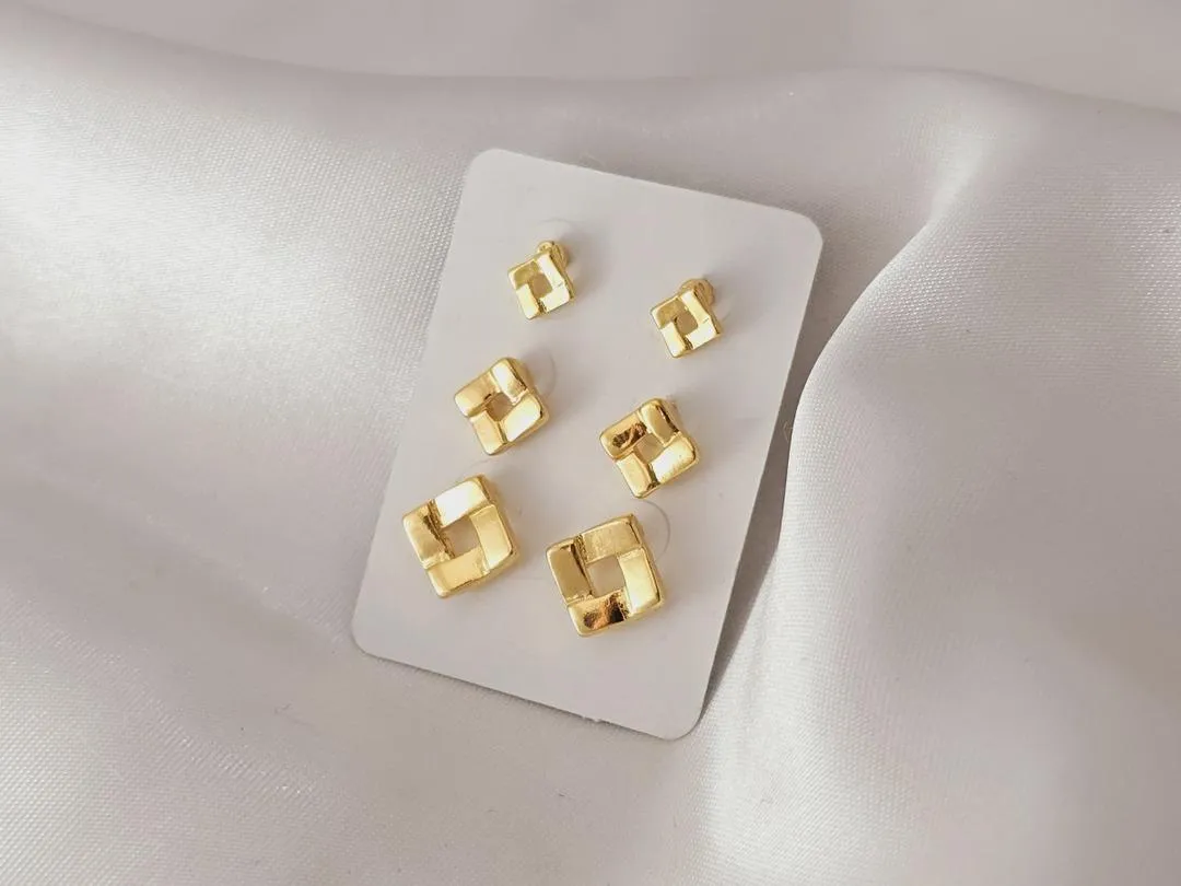 Trio de brincos quadrados texturizados medindo(0,7cm; 0,5cm; 0,4cm), banhado a ouro